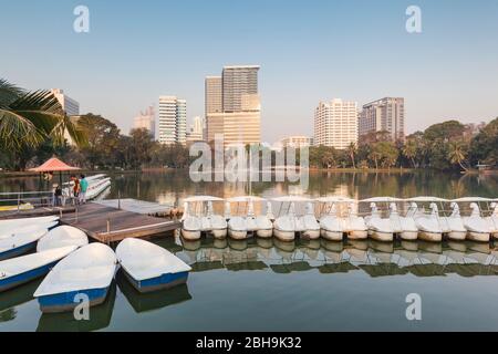 Thailandia, Bangkok, zona Lumphinee, Parco Lumphinee, barche a remi a forma di cigno Foto Stock