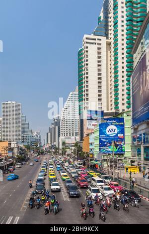 Thailandia, Bangkok Siam Square Area, traffico su Ratchaprarop Road Foto Stock