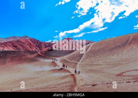 Il Flaming Mountains si trova nella parte settentrionale del bacino di Turpan a Xinjiang ed è il percorso nord dell'antica Via della Seta Foto Stock