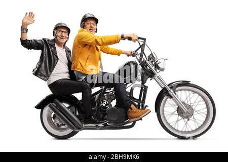 Due anziani in giacche di pelle a cavallo di una moto chopper isolato su sfondo bianco Foto Stock
