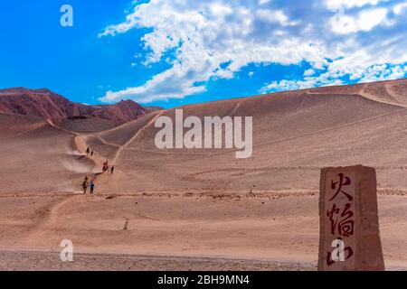 Il Flaming Mountains si trova nella parte settentrionale del bacino di Turpan a Xinjiang ed è il percorso nord dell'antica Via della Seta Foto Stock