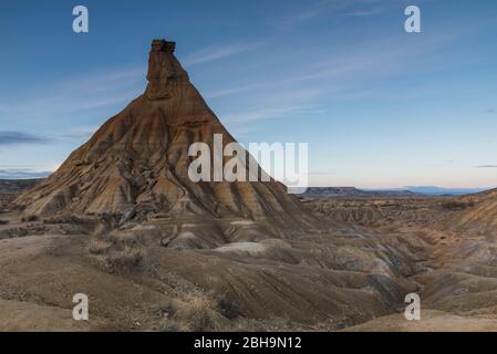 RoadTrip in inverno attraverso il semi-deserto Bardenas Reales, Navarra, Spagna. Riserva della biosfera UNESCO. Castiglia di Tierra. Foto Stock