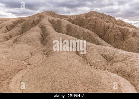 RoadTrip in inverno attraverso il semi-deserto Bardenas Reales, Navarra, Spagna. Riserva della Biosfera UNESCO con, tra gli altri, Castil de Tierra, i Monti Pisquerra e Bardena Blanca. Foto in orizzontale. Foto Stock