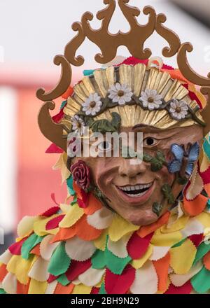 Agitatori a pinza con maschere in larve di legno a Murnau gettano fuori l'inverno, Domenica di Carnevale Foto Stock