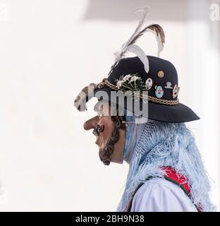 Agitatori a pinza con maschere in larve di legno a Murnau gettano fuori l'inverno, Domenica di Carnevale Foto Stock