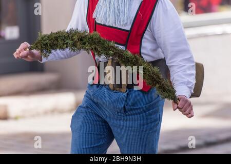 Agitatori a pinza con maschere in larve di legno a Murnau gettano fuori l'inverno, Domenica di Carnevale Foto Stock