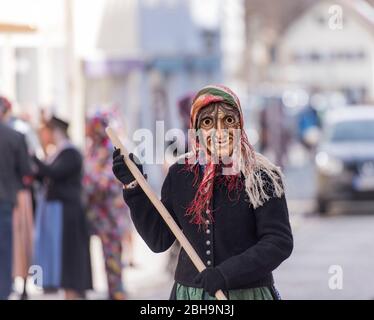 Agitatori a pinza con maschere in larve di legno a Murnau gettano fuori l'inverno, Domenica di Carnevale Foto Stock