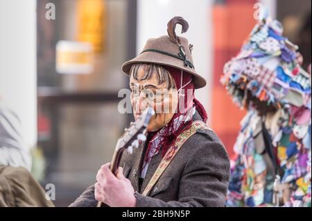 Agitatori a pinza con maschere in larve di legno a Murnau gettano fuori l'inverno, Domenica di Carnevale Foto Stock