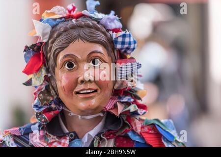 Agitatori a pinza con maschere in larve di legno a Murnau gettano fuori l'inverno, Domenica di Carnevale Foto Stock