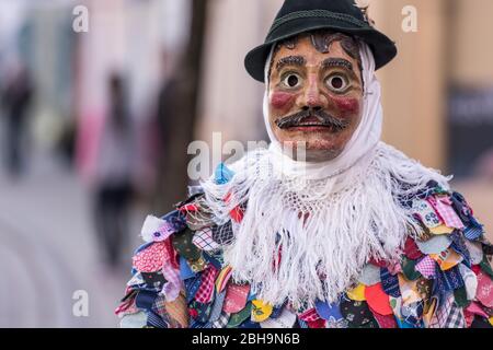 Agitatori a pinza con maschere in larve di legno a Murnau gettano fuori l'inverno, Domenica di Carnevale Foto Stock