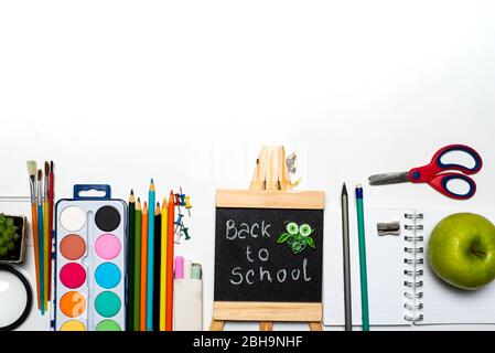 Vari attrezzi e accessori per tornare alla nuova stagione scolastica piatto laici isolati Foto Stock