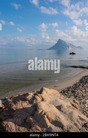 Italia, isola Mediterranea Sardegna, spiaggia di Porto Taverna / Spiaggia Porto Taverna, isola Tavolara Foto Stock