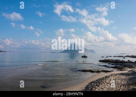 Italia, isola Mediterranea Sardegna, spiaggia di Porto Taverna / Spiaggia Porto Taverna, isola Tavolara Foto Stock