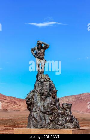 Turpan, Xinjiang, Cina - 11 luglio 2014: Statua di bronzo del re delle scimmie, conosciuta come Sun Wukong alle montagne fiammeggianti Foto Stock