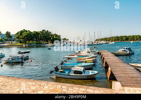 28 agosto 2018, Porec, Istria, Croazia: Barche nel porto di Marina Porec sulla penisola dell'Istria, Croazia. Foto Stock