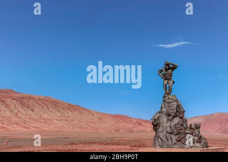 Turpan, Xinjiang, Cina - 11 luglio 2014: Statua di bronzo del re delle scimmie, conosciuta come Sun Wukong alle montagne fiammeggianti Foto Stock