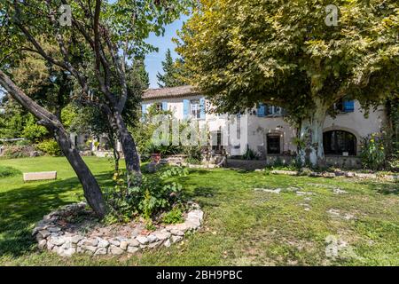 Lamotte-du-Rhône, Vaucluse, Provenza-Alpi-Côte Costa Azzurra, Francia, casa di campagna in stile tipico della regione. Foto Stock