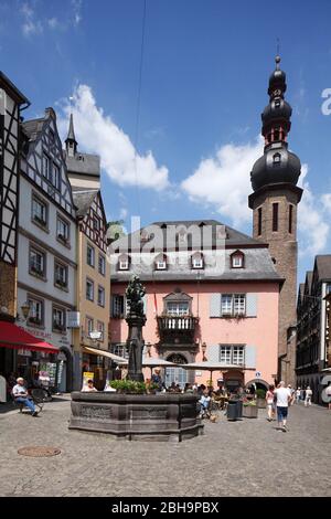 Mercato con case a graticcio, municipio e chiesa parrocchiale di San Martino, Cochem sulla Mosella, Mosella, Renania-Palatinato, Germania, Europa Foto Stock