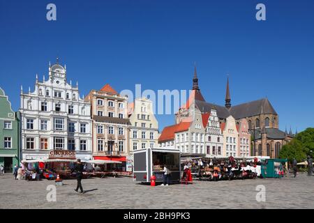 Nuovo mercato con case storiche a tetto e Chiesa di Santa Maria, Rostock, Mecklenburg-Vorpommern, Germania, Europa Foto Stock