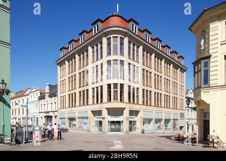 Sede centrale di Karstadt Aktiengesellschaft a Krämerstraße, Wismar, Mecklenburg-Vorpommern, Germania, Europa Foto Stock