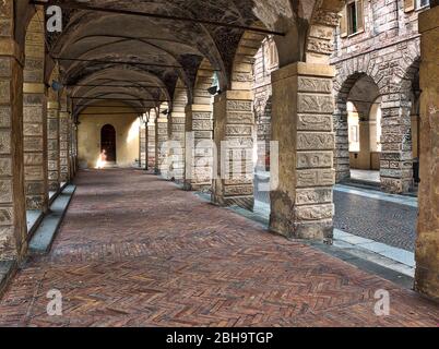 Pescherie (mercato del pesce), progetto dell'architetto Giulio Romano a Mantova. Ponte rinascimentale con edifici del 1536 su un torrente chiamato Rio. Foto Stock