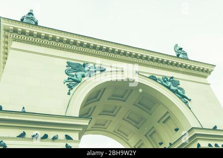 Nahaufnahme mit Engeln und Putten des Eingangs zum Hofgarten in München, Bayern, Deutschland. Foto Stock