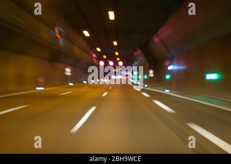 Cars driving nel tunnel di notte, Germania Foto Stock