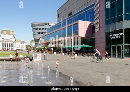 Fontana, Palazzo della città e Teatro della città nella zona pedonale di König-Heinrich Platz, Duisburg, Renania settentrionale-Vestfalia, Germania Foto Stock
