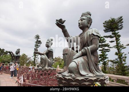 Statue di bronzo Bodhisattva al Grande Buddha, Lantau Island, Hongkong Foto Stock