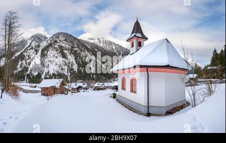 Cappella di San Giuseppe nel villaggio mulino (museo all'aperto) Gschnitz in inverno, Europa, Austria, Tirolo, Foto Stock