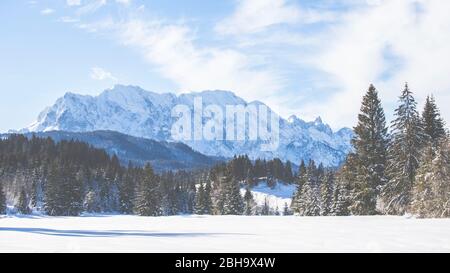 Sul Tennsee vicino a Krün in inverno con vista sul massiccio del Wetterstein e sulle cime delle Alpi vicino al Landkreis Garmisch-Partenkirchen, Baviera, Germania. Foto Stock