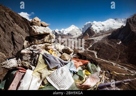 Cairn con bandiere di preghiera e montagne sullo sfondo, Cairn, Island Peak Foto Stock