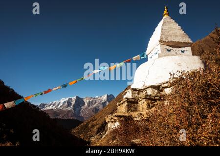 Tempio con striscione di preghiera, montagne sullo sfondo Foto Stock