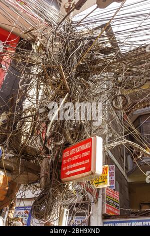 Alimentazione, linee elettriche esterne, elettricità, cavi ingombranti, Foto Stock