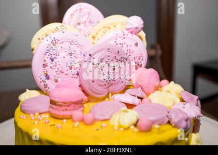 Torta colorata di pesca con meringa e caramella per il compleanno di un bambino. Tavolo per vacanze per bambini, torta, dolci, cibi dolci. Candy bar. Foto Stock