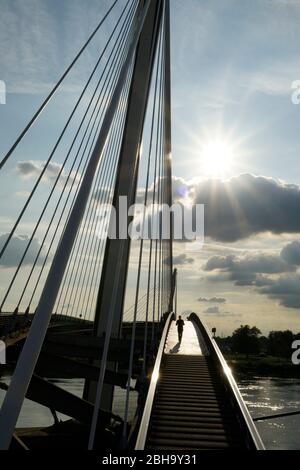 Germania, Baden-Wuerttemberg, Kehl, Ponte Mimram sul Reno a Strasburgo, Francia, Alsazia, Passerelle des Deux Rives, Ponte delle due Banche, Ponte Pier, ingresso ponte Foto Stock