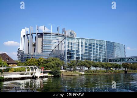 Francia, Alsazia, Strasburgo, Camera dei rappresentanti e Parlamento europeo sul fiume Ill Foto Stock