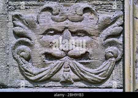 Maschera decorativa in legno del XVI-XVII secolo. Dal XVI secolo le maschere decorative possono apparire quasi una riduzione dei termini caricaturali dei modelli classici. Foto Stock