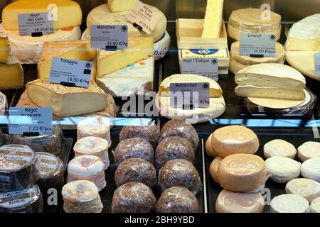 Francia, Alsazia, Alsace strada del vino, Colmar, mercato, mercato, mercato, Marche couvert de Colmar, mercato regionale permanente, stand formaggio, formaggi, dettaglio Foto Stock