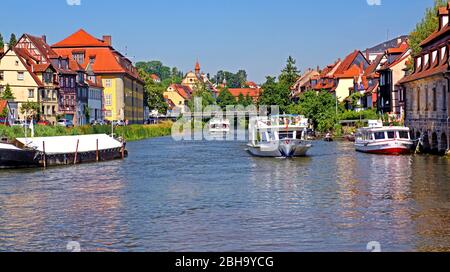 Escursioni in barca sul fiume Regnitz nel mezzo della città vecchia di Bamberg, Franconia superiore, Franconia, Baviera, Germania, Patrimonio dell'Umanità dell'UNESCO Foto Stock