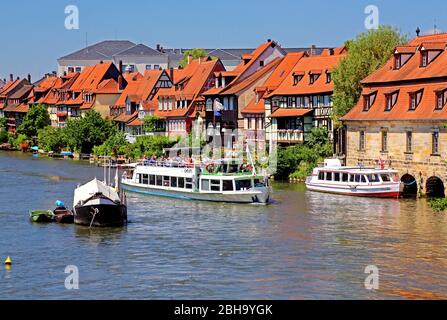 Quartiere storico 'Little Venice' sulla riva del fiume Regnitz con nave da crociera Bamberg, Franconia superiore, Franconia, Baviera, Germania, Patrimonio dell'Umanità dell'UNESCO Foto Stock