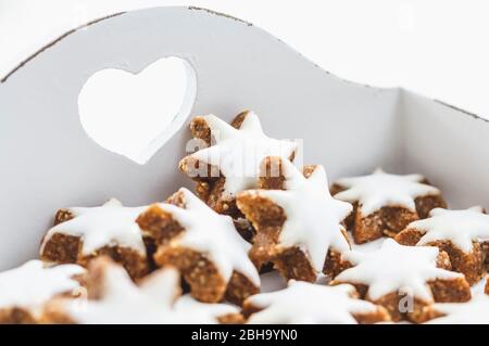 Stelle di cannella su una compressa bianca con cuore Foto Stock