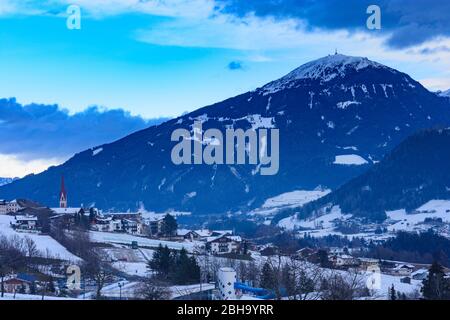 Telfes a Stubai: Telfes villaggio, cima Patscherkofel a Innsbruck, Tirolo, Tirolo, Austria Foto Stock