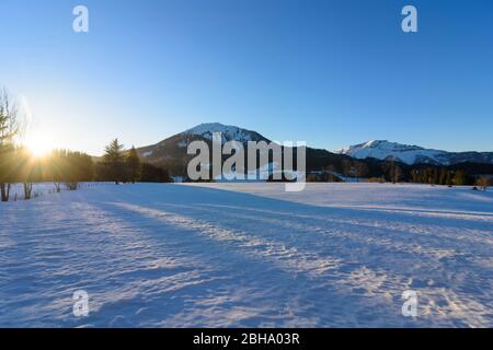 Mitterbach am Erlaufsee: Villaggio Mitterbach, montagna Gemeindealpe (a sinistra), montagna Ötscher (a destra) a Mostviertel, bassa Austria, bassa Austria, Austria Foto Stock