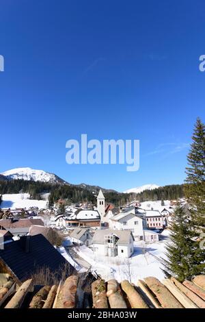 Mitterbach am Erlaufsee: Villaggio Mitterbach, montagna Gemeindealpe (a sinistra), montagna Ötscher (a destra) a Mostviertel, bassa Austria, bassa Austria, Austria Foto Stock