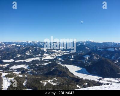 Mitterbach am Erlaufsee: Vista dalla montagna Parrocchia a Mariazell e montagna Hochschwab a Mostviertel, bassa Austria, bassa Austria, Austria Foto Stock