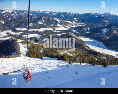 Mitterbach am Erlaufsee: Vista dalla montagna Parrocchia a Mariazell e montagna Hochschwab, impianti di risalita, sciatore a Mostviertel, bassa Austria, bassa Austria, Austria Foto Stock