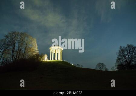 Monopteros nel Giardino Inglese di notte Foto Stock