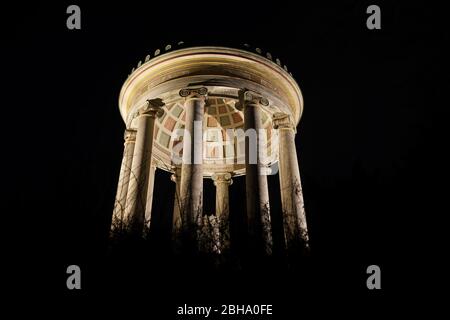 Monopteros nel Giardino Inglese di notte Foto Stock