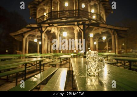 Torre cinese di notte Foto Stock